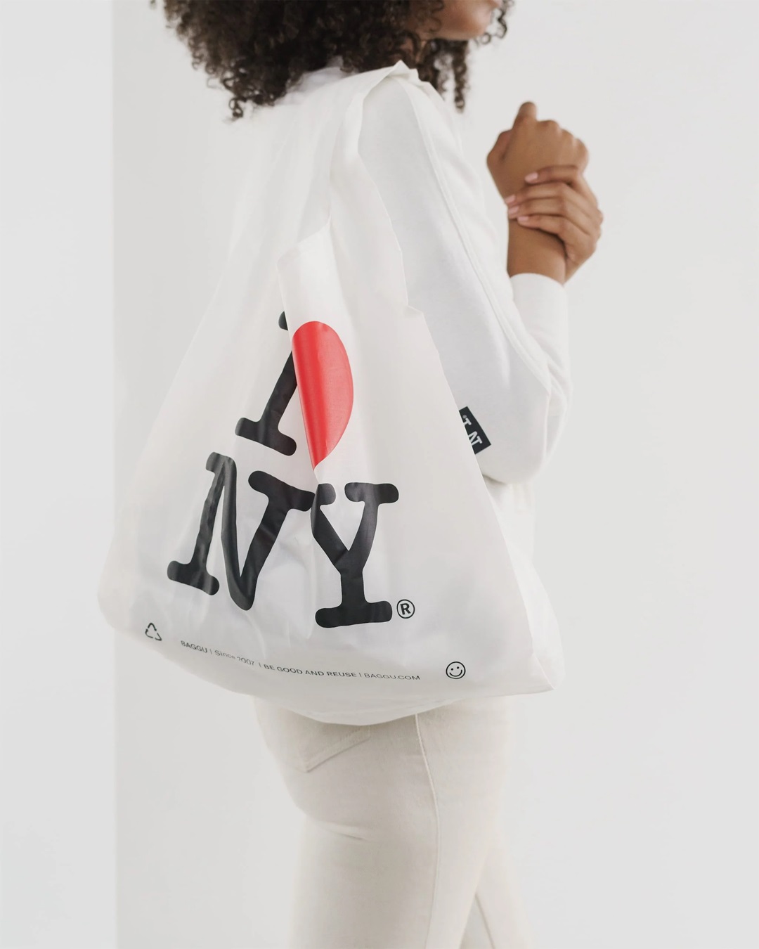 I love New York white bag on shoulder