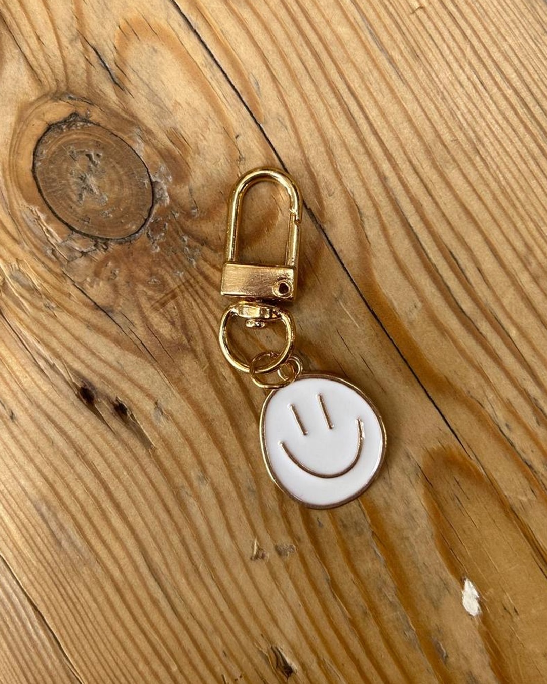 White smiley face keyring